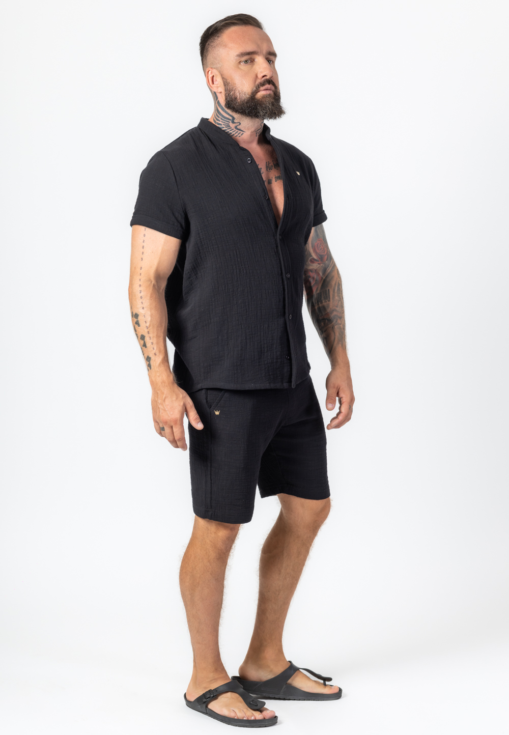 Muślinowy komplet składający się z koszuli z krótkim rękawem zapinanej na guziki i krótkich spodenek w kolorze czarnym z koroną ze złota 585