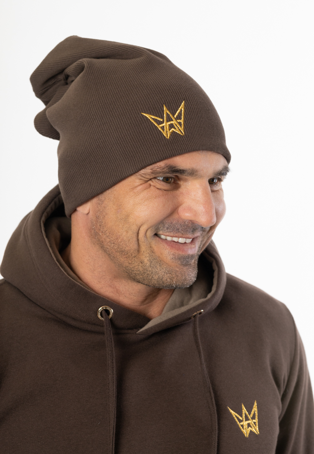 brązowa czapka męska