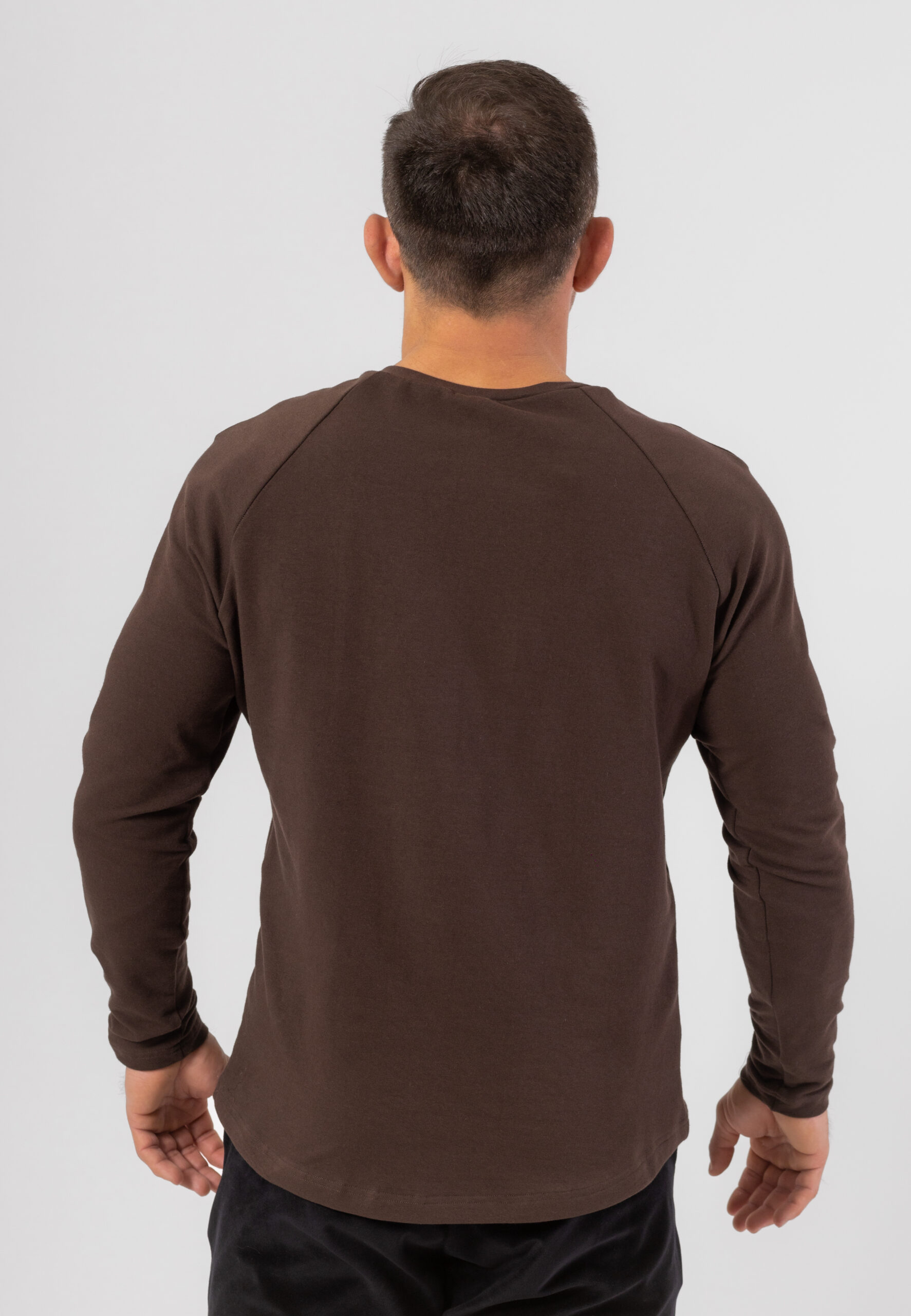 Bluza męska typu longsleeve w kolorze czekoladowym, z raglanowymi rękawami.