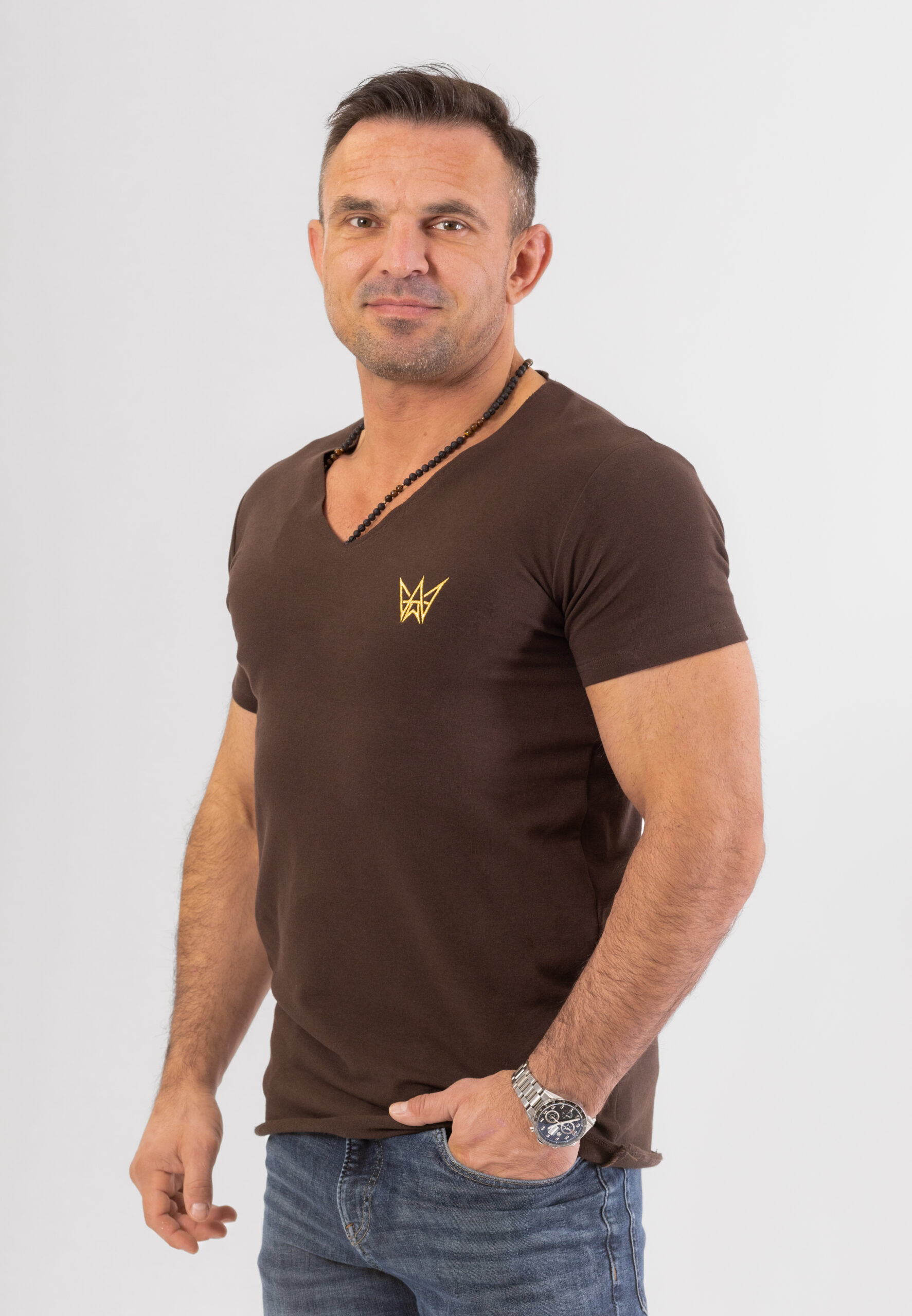 Koszulka z krótkim rękawem w kolorze brązowym ze złotą haftowaną koroną.