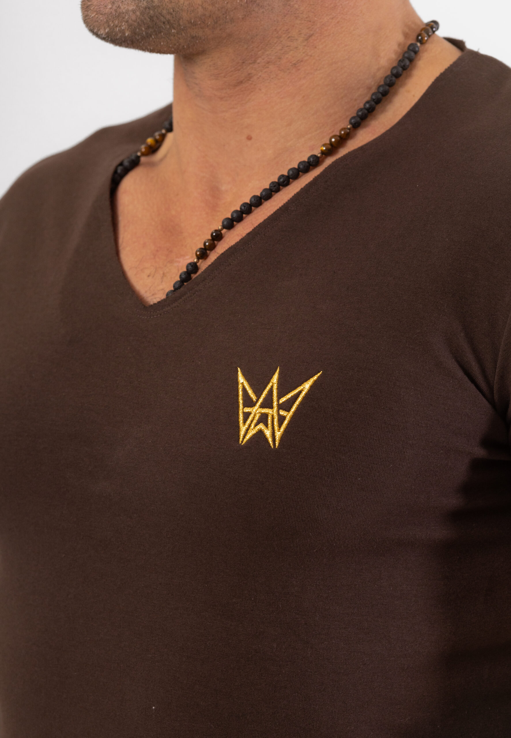 Koszulka z krótkim rękawem w kolorze brązowym ze złotą haftowaną koroną.