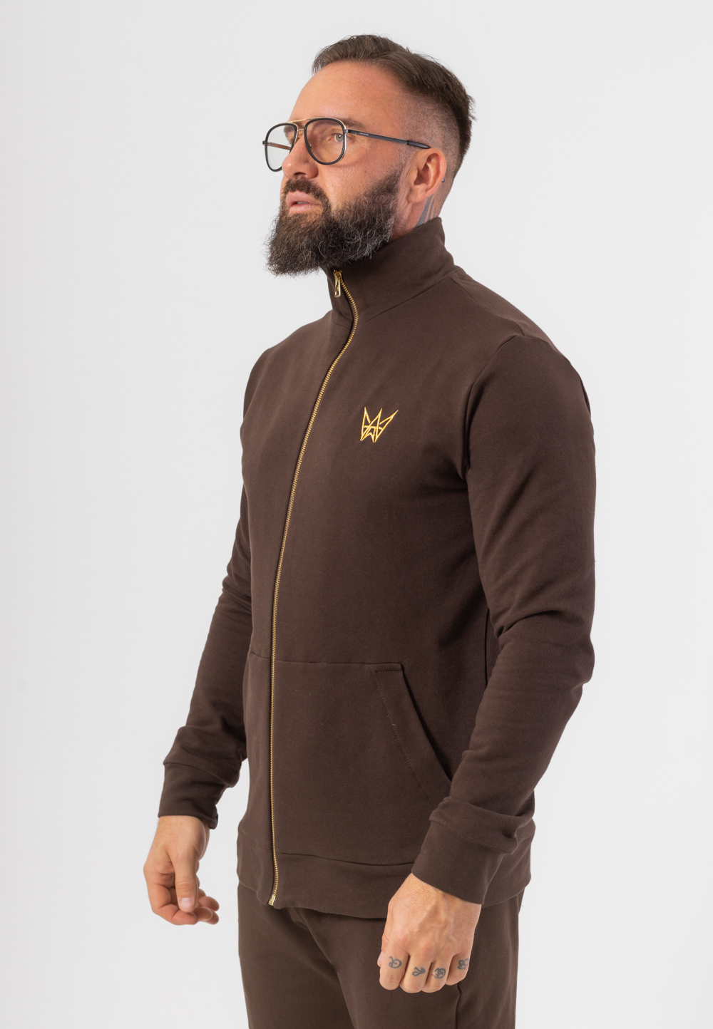 Bluza z golfem rozpinana na zamek w kolorze czekoladowym z haftowaną koroną w kolorze złotym.