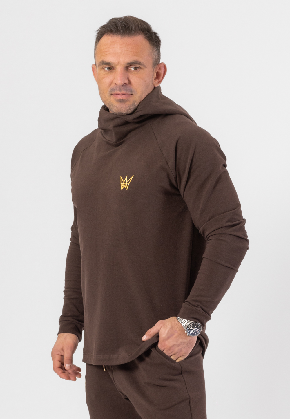 Bluza z kapturem w kolorze czekoladowym z haftowaną koroną w kolorze złotym.