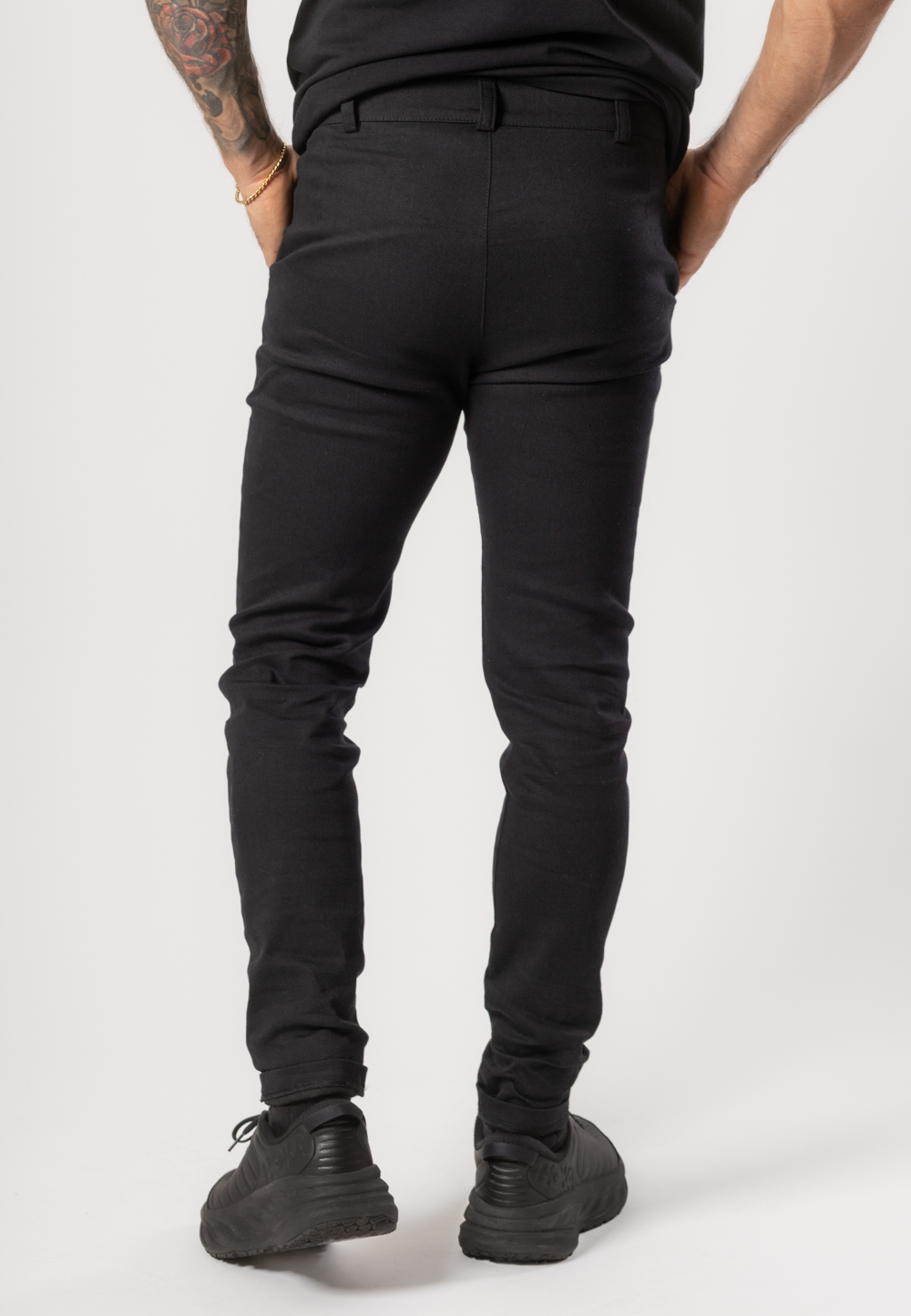 Spodnie chinos z elastycznego jeansu w kolorze czarnym z białą drukowaną koroną.