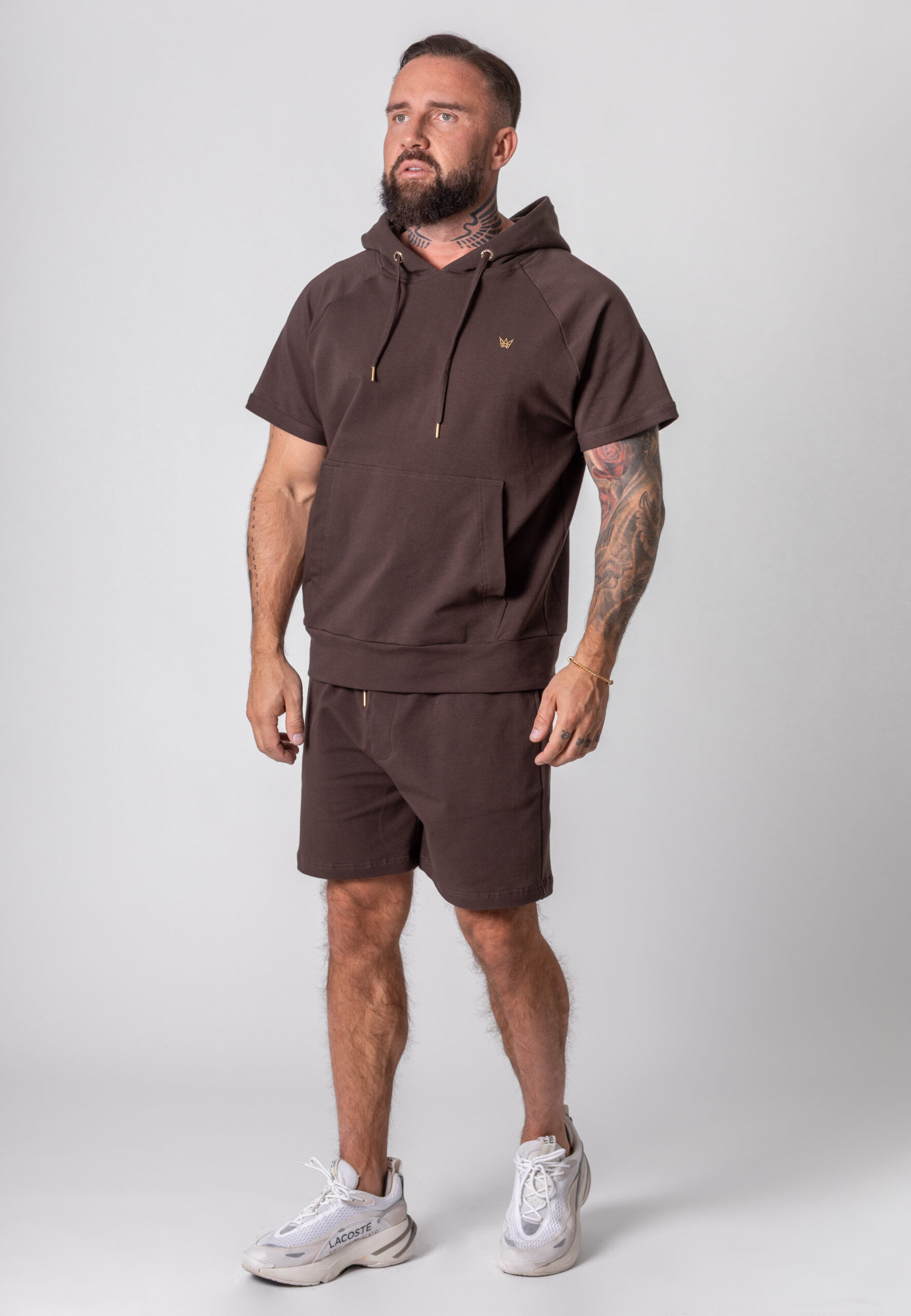 Koszulka z krótkim rękawem z kapturem w kolorze brązowym.