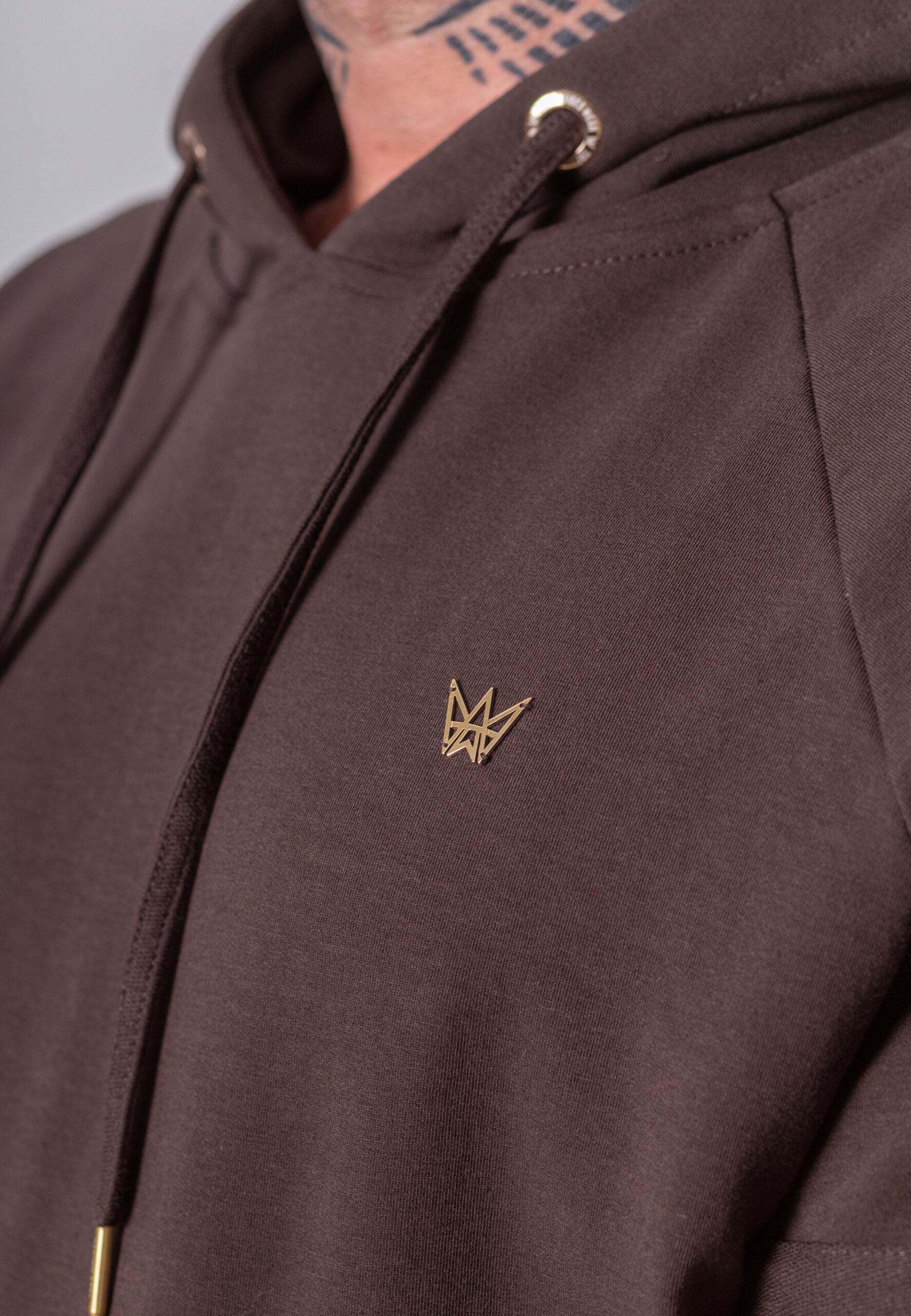 Koszulka z krótkim rękawem z kapturem w kolorze brązowym.