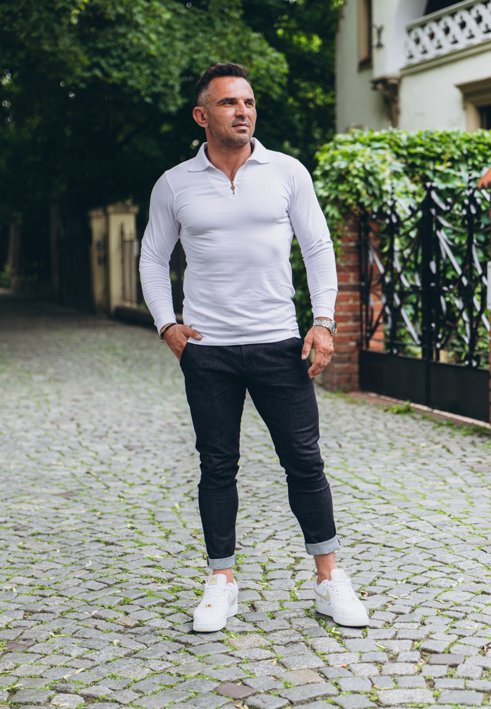 Longsleeve Zipneck w kolorze białym ze złotym zamkiem.