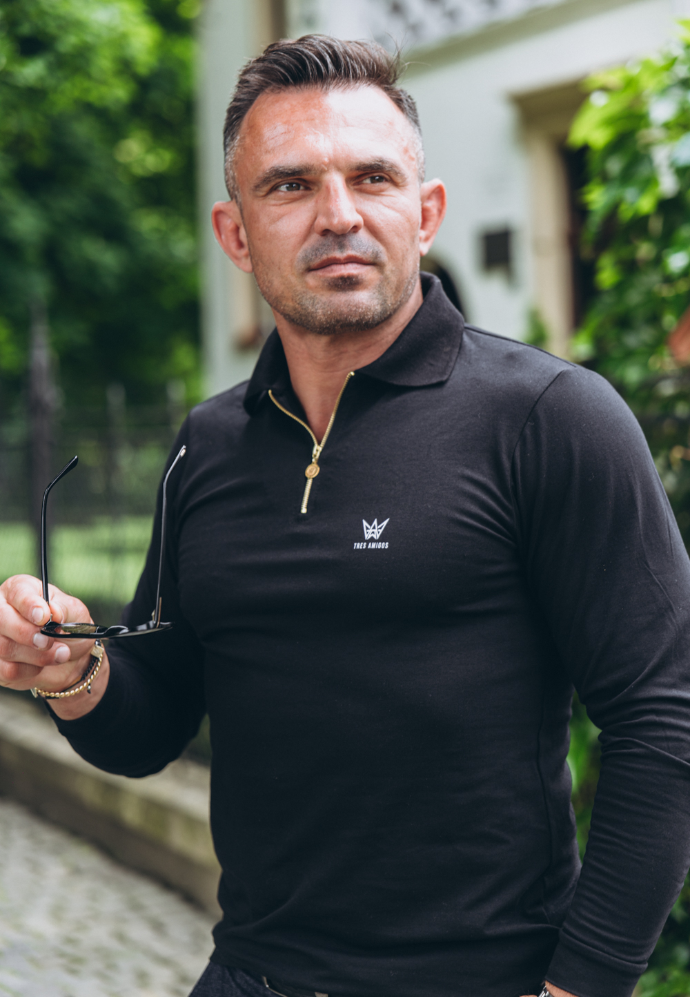 Longsleeve Zipneck w kolorze czarnym ze złotym zamkiem.